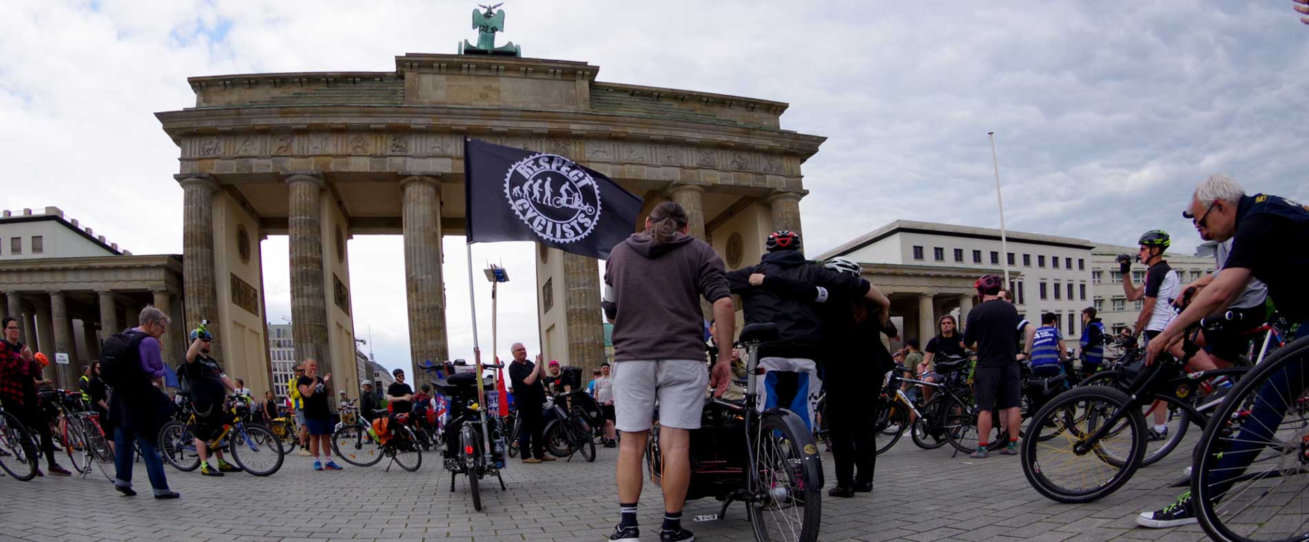 Versammlung am Brandenburger Tor mit RESPECT CYCLISTS Fahne