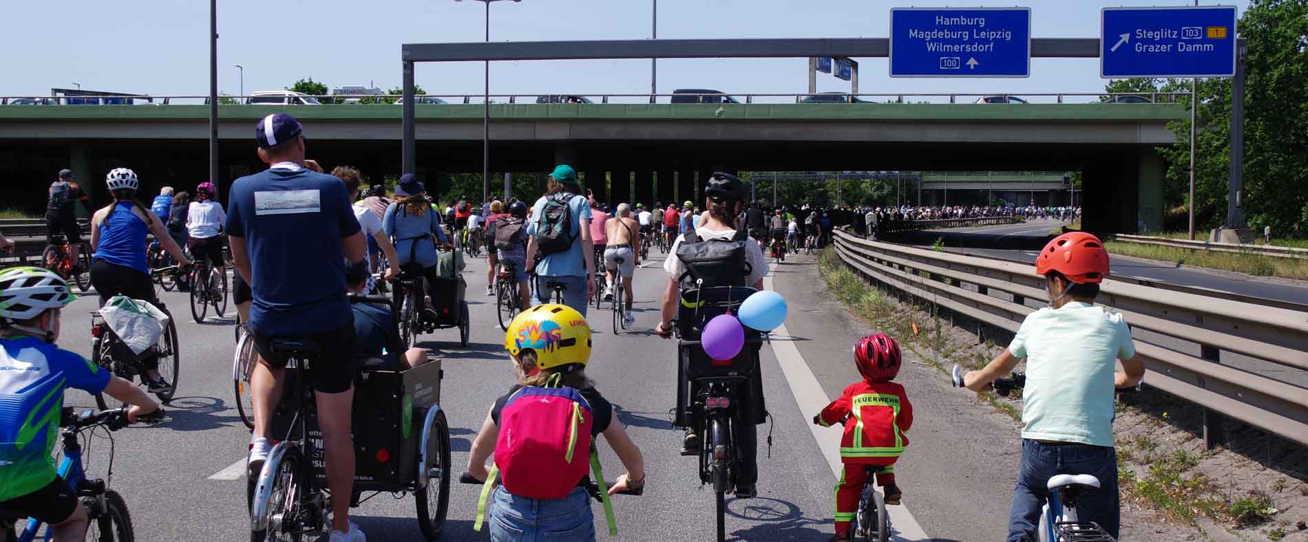 Fahrrad Demo mit Kindern auf der Autobahn