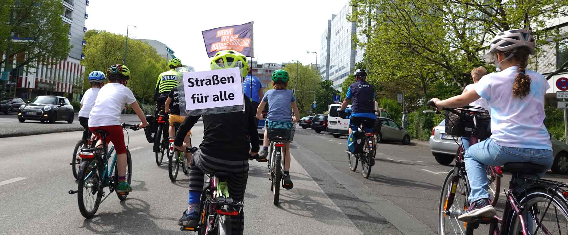 Kidical Mass Kinder auf dem Rad mit Schild Strasse für alle